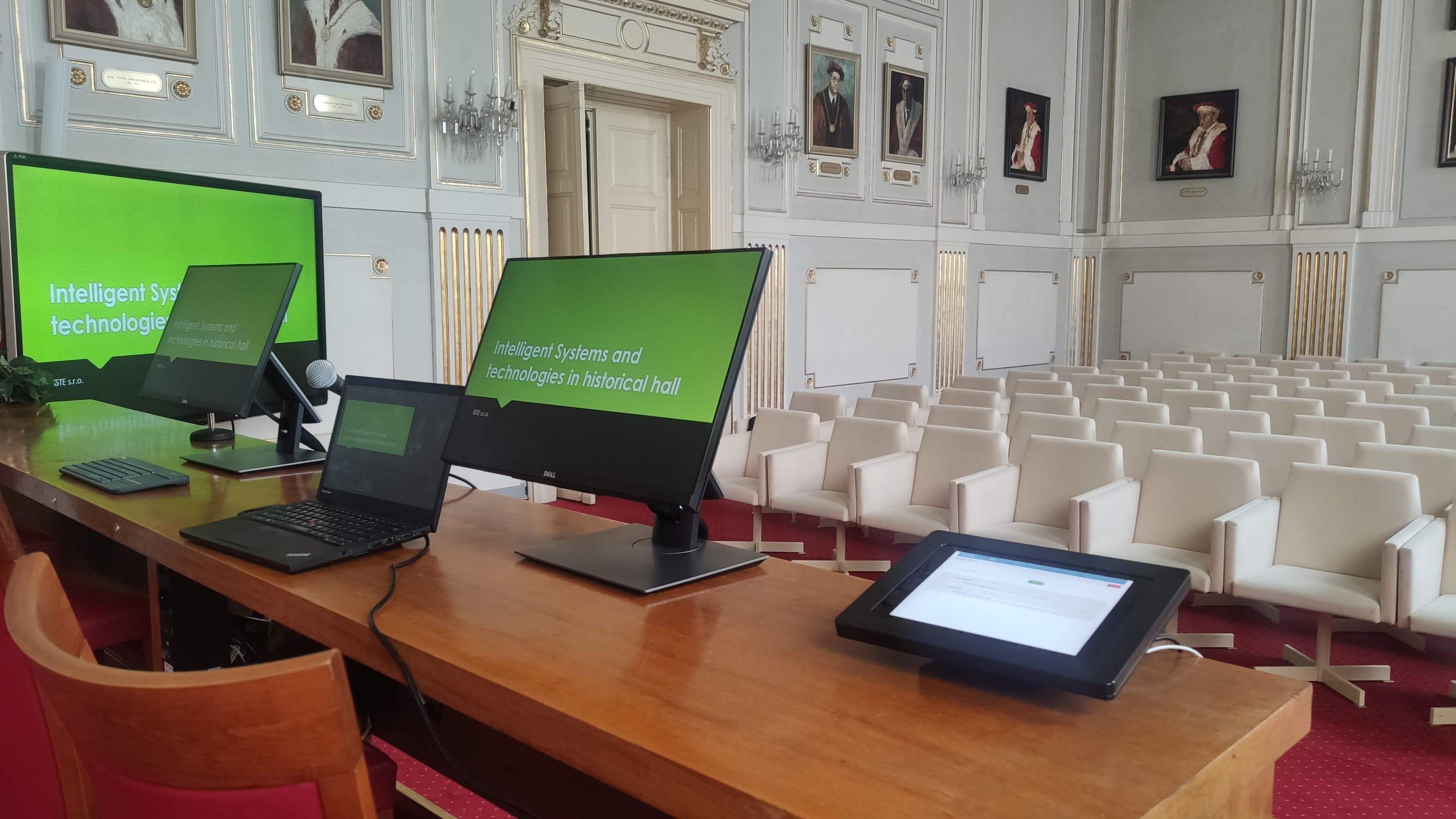 UPJŠ Rektorská aula pohľad na displeje